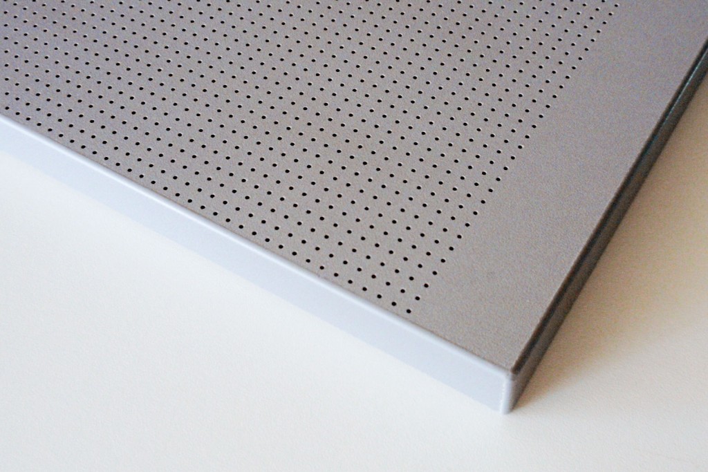 Die Platte kann auch auf Mass mit umlaufenden ungelochten Rändern hergestellt werden: