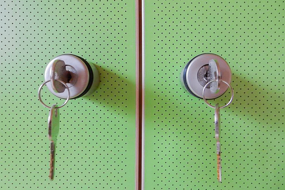 Schalldämmende Akustikfront für z. B. Möbeltüren und Möbelelemente