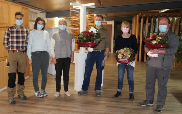 : Sie feiern ein Dienstjubiläum in der Woodwork AG (von links): Christoph Ruch, Geschäftsleiter (20 Jahre), und seine Frau, Monika Ruch (10 Jahre); Therese Ruch, Mitgründerin der Firma (40 Jahre); Stefan Ruch, Maschinist (30 Jahre); Sibylla Schär, Raumpflegerin (5 Jahre); Daniel Arm, CNC-Programmierer (10 Jahre).