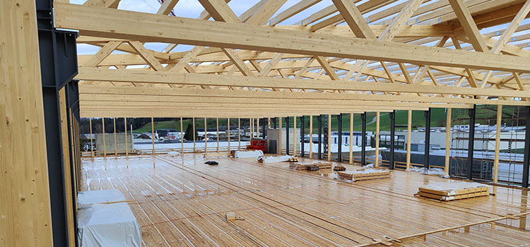Rohbau einer Fabrikhalle in Holzkonstruktion mit Trägern
