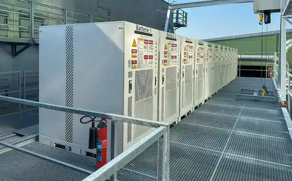 12 modules de stockage sur batterie au niveau de l'installation à 4,5 m de hauteur