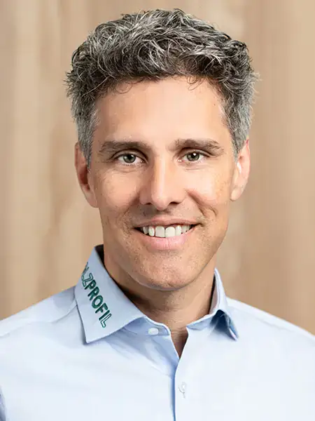 Portrait d'un homme d'âge moyen souriant et amical