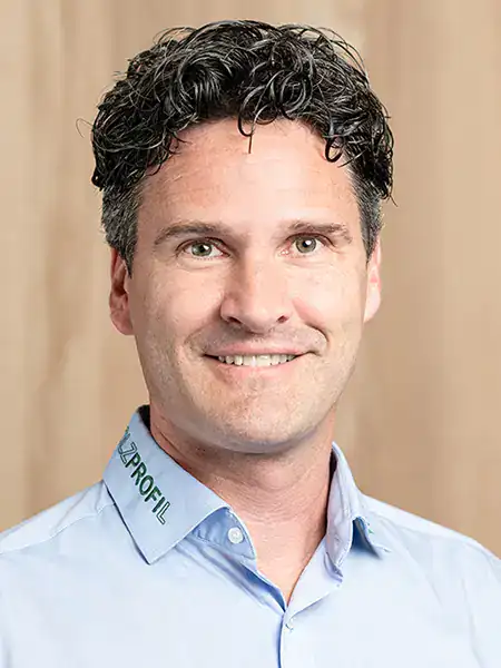 Portrait d'un homme d'âge moyen souriant et amical