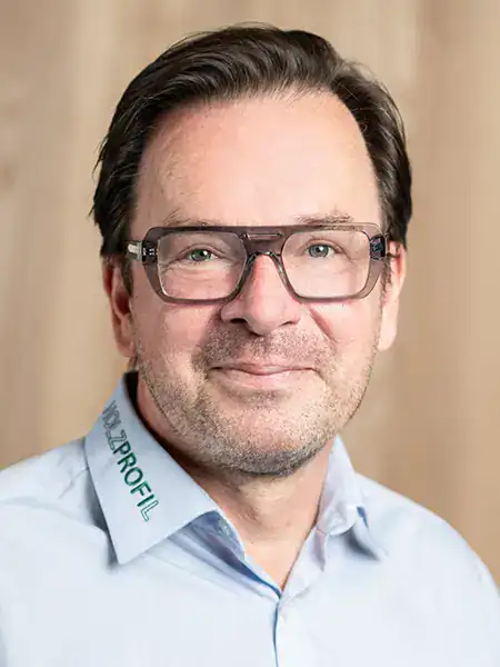 Portrait d'un homme d'âge moyen souriant et sympathique portant des lunettes