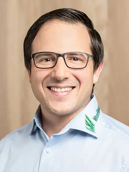 Portrait d'un homme d'âge moyen souriant et sympathique portant des lunettes